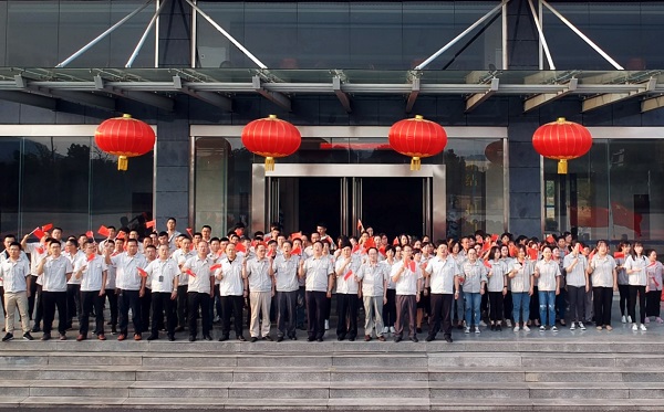 3491569824542371.jpg 公司領導班子與職工代表合影留念.jpg